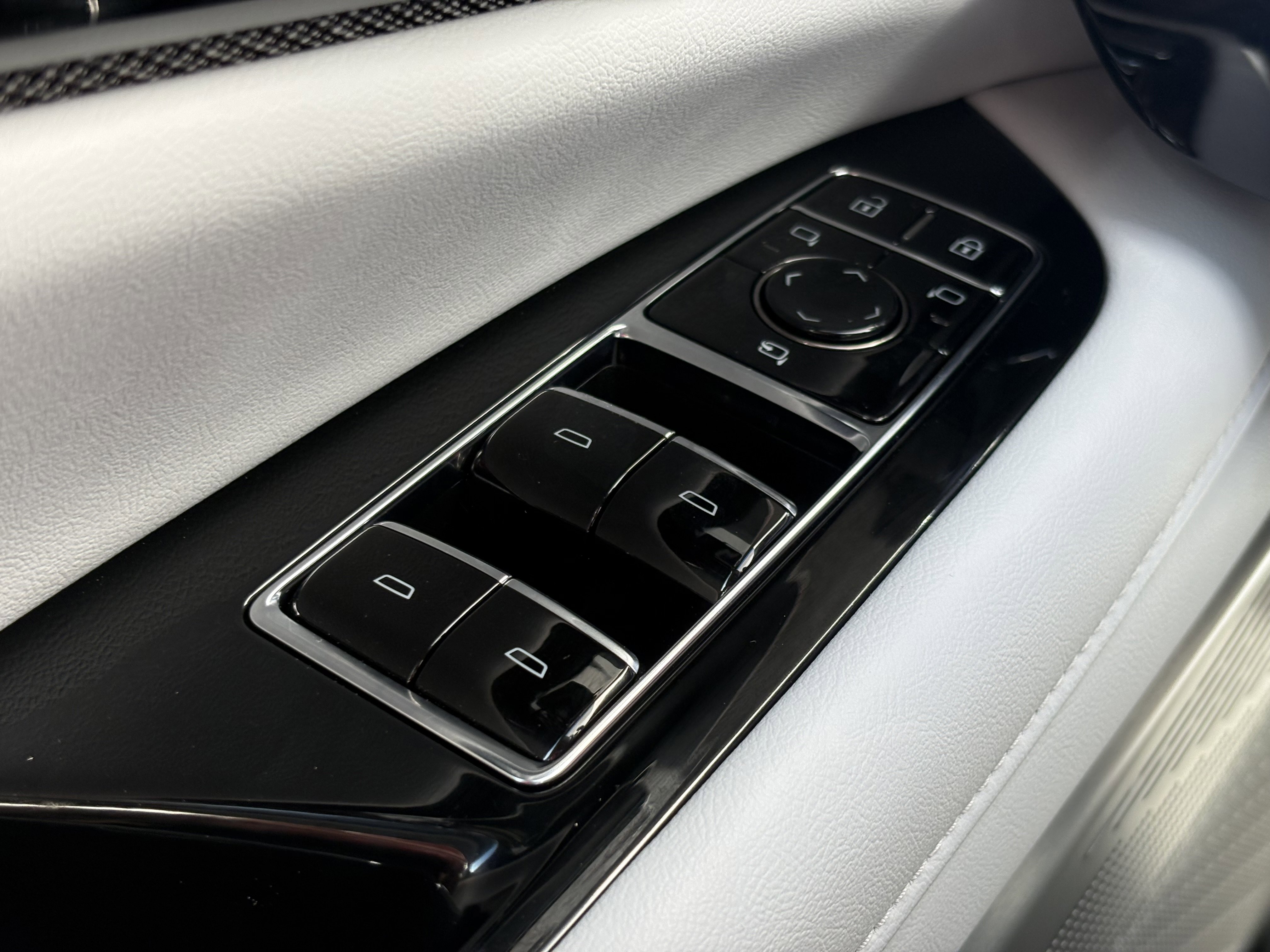 New 2025 Cadillac Optiq Luxury 1 image 30