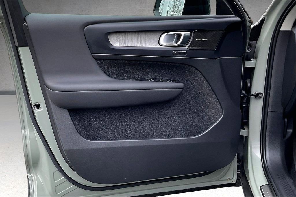 Certified 2024 Volvo XC40 B5 Plus w/ Climate Package image 20