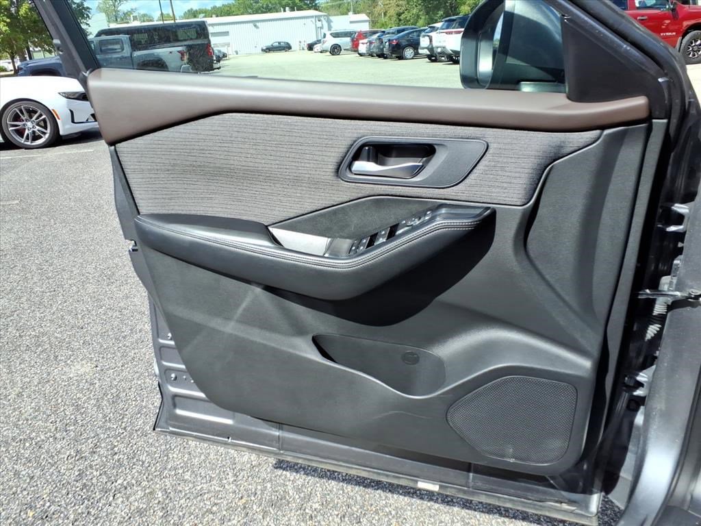 Used 2023 Nissan Rogue SV image 16