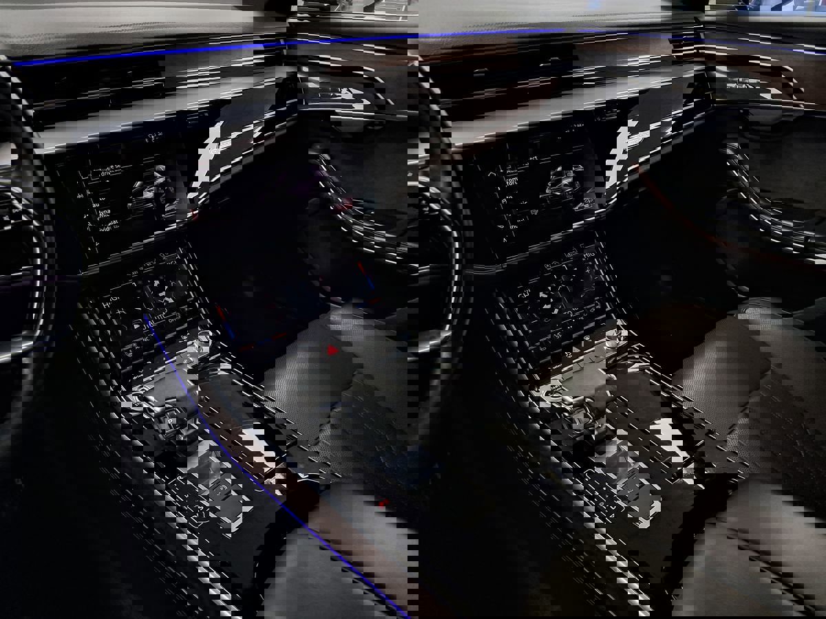 Used 2021 Audi A8 L 4.0T w/ Executive Plus Package image 21