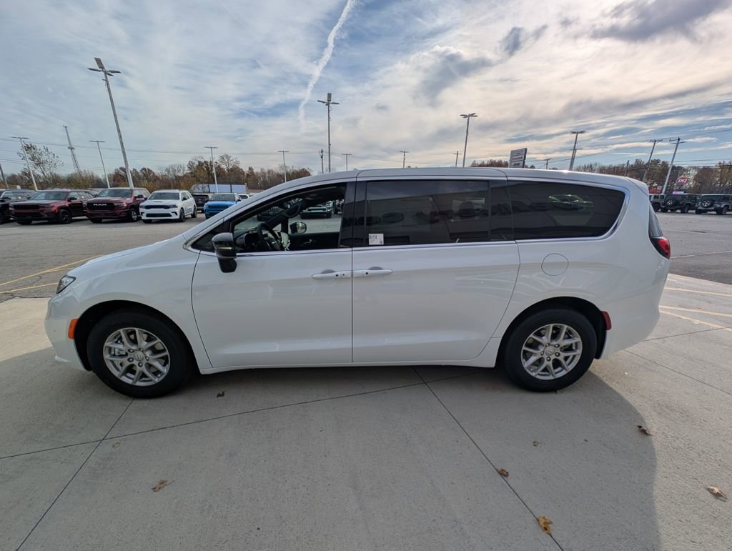 New 2026 Chrysler Pacifica Select image 8