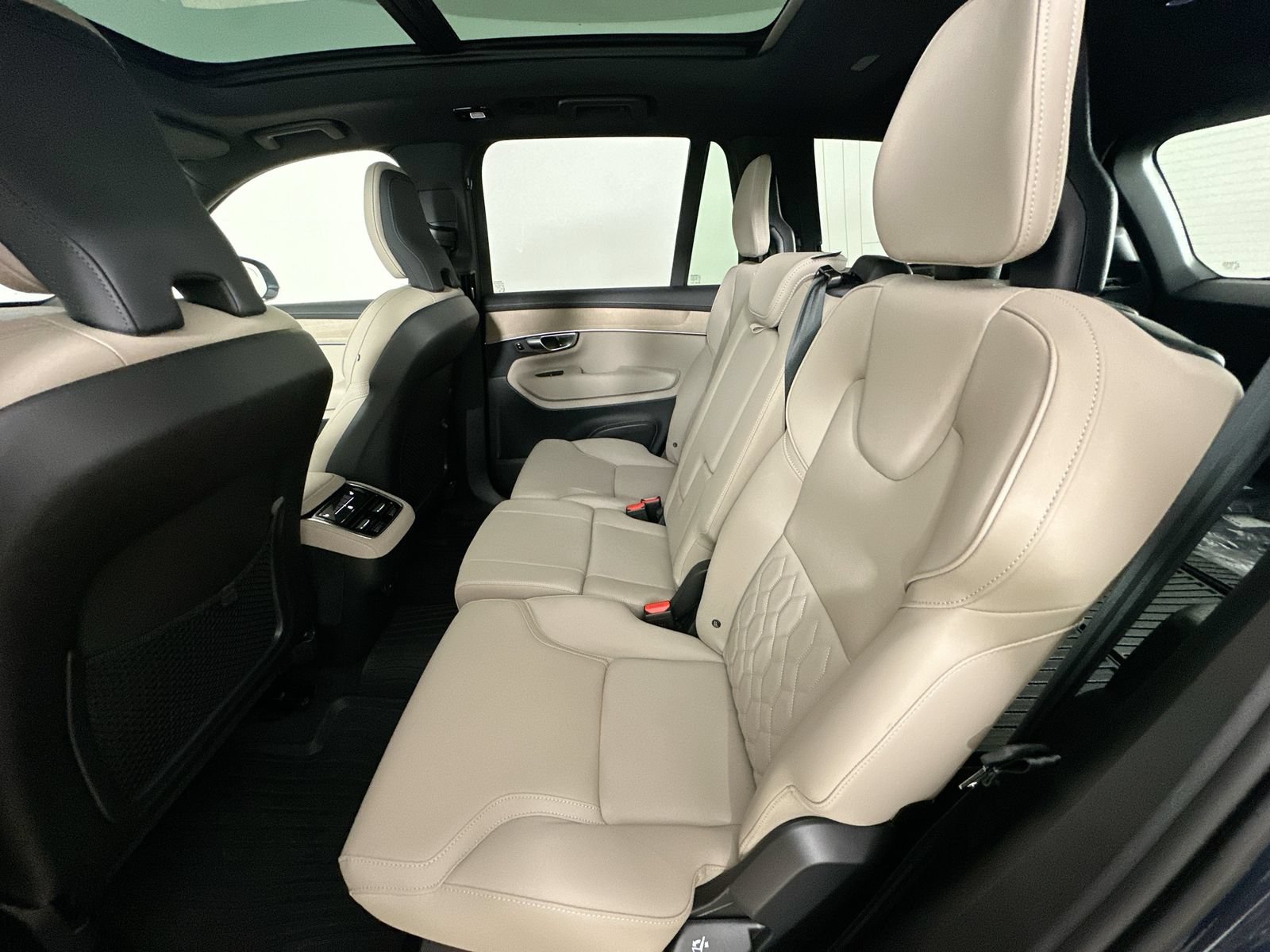 Used 2026 Volvo XC90 B6 Plus w/ Protection Package Premier AWD/4WD image 37