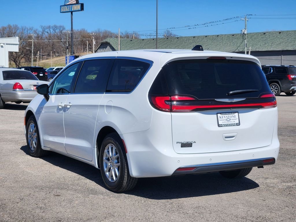 Used 2024 Chrysler Pacifica Touring-L image 7