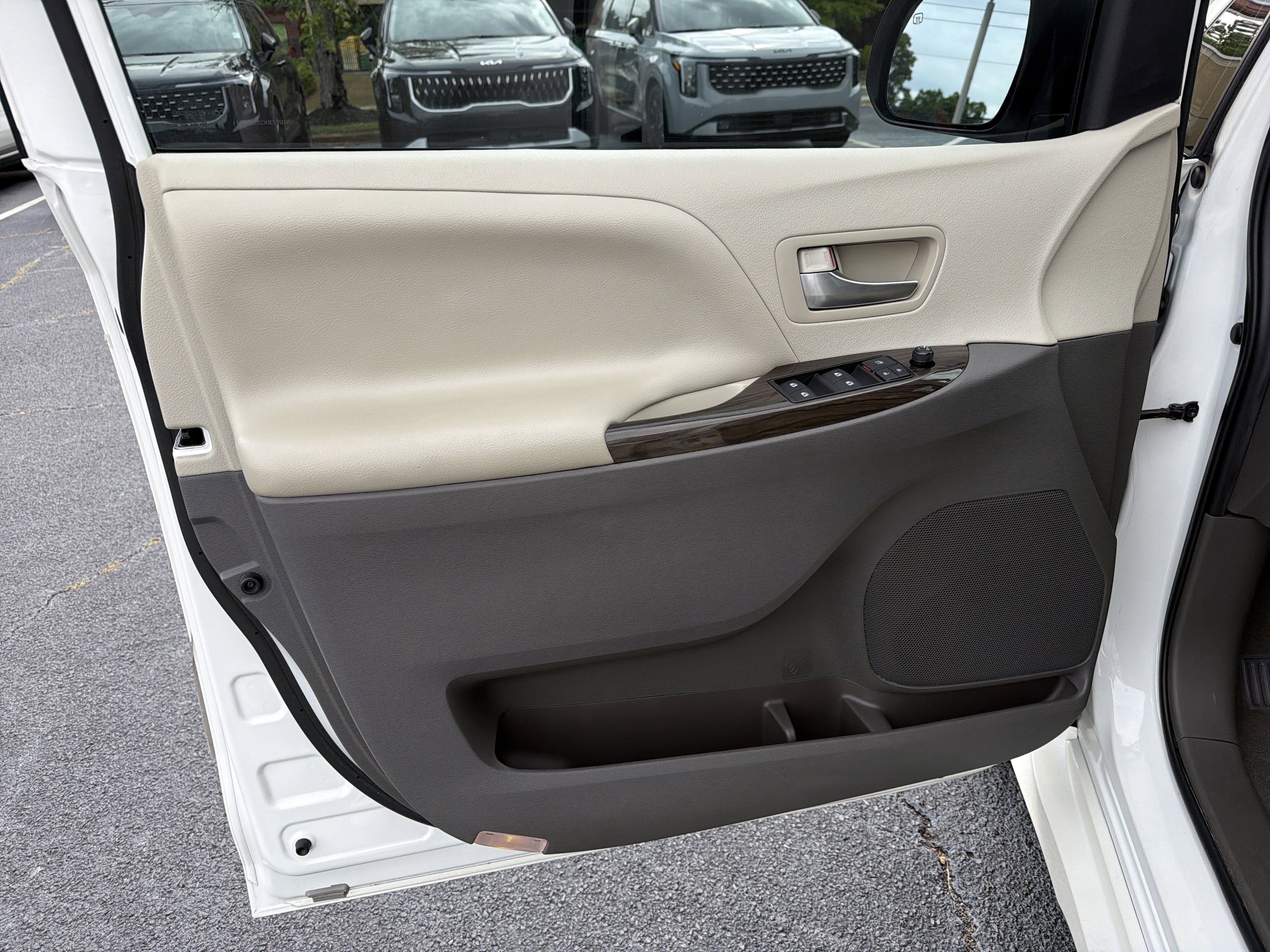 Used 2020 Toyota Sienna XLE Premium FWD image 8