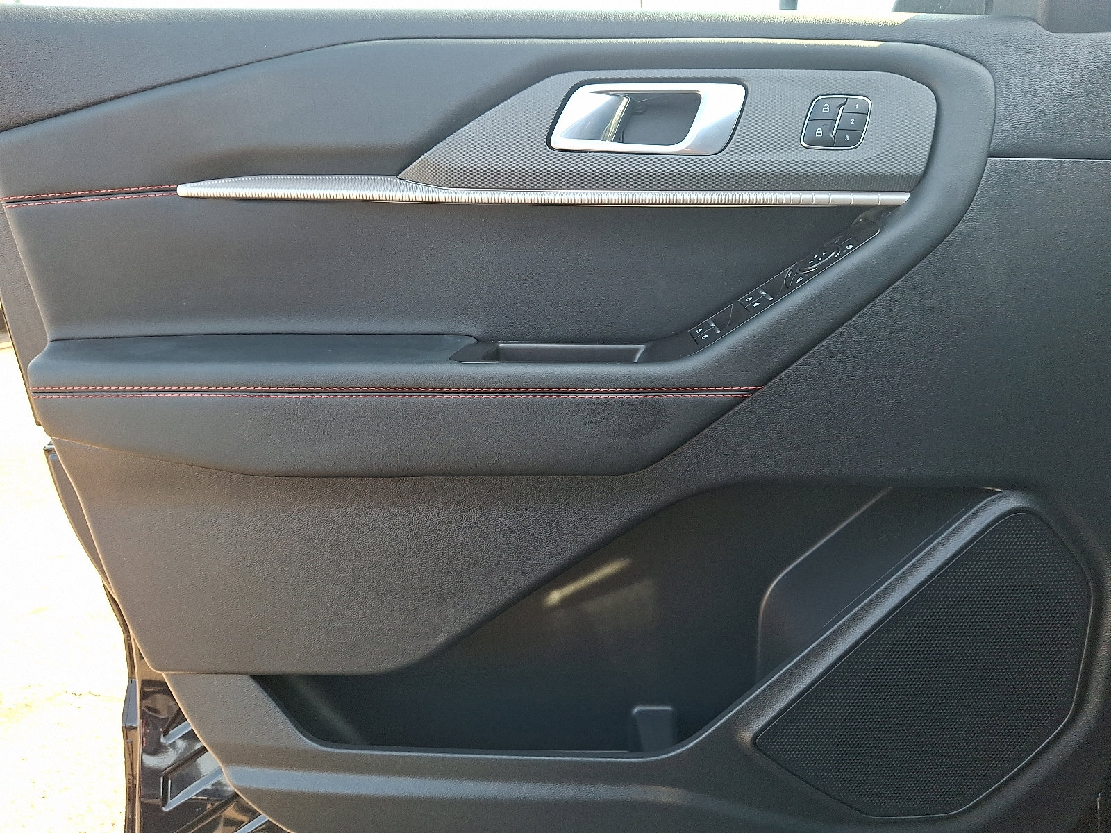 Used 2025 Ford Explorer ST image 12