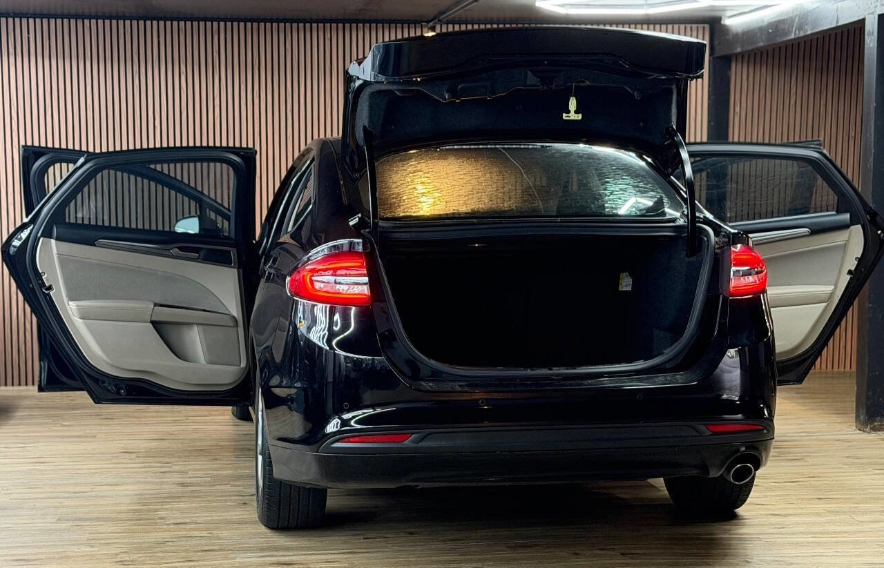 Used 2017 Ford Fusion SE image 9