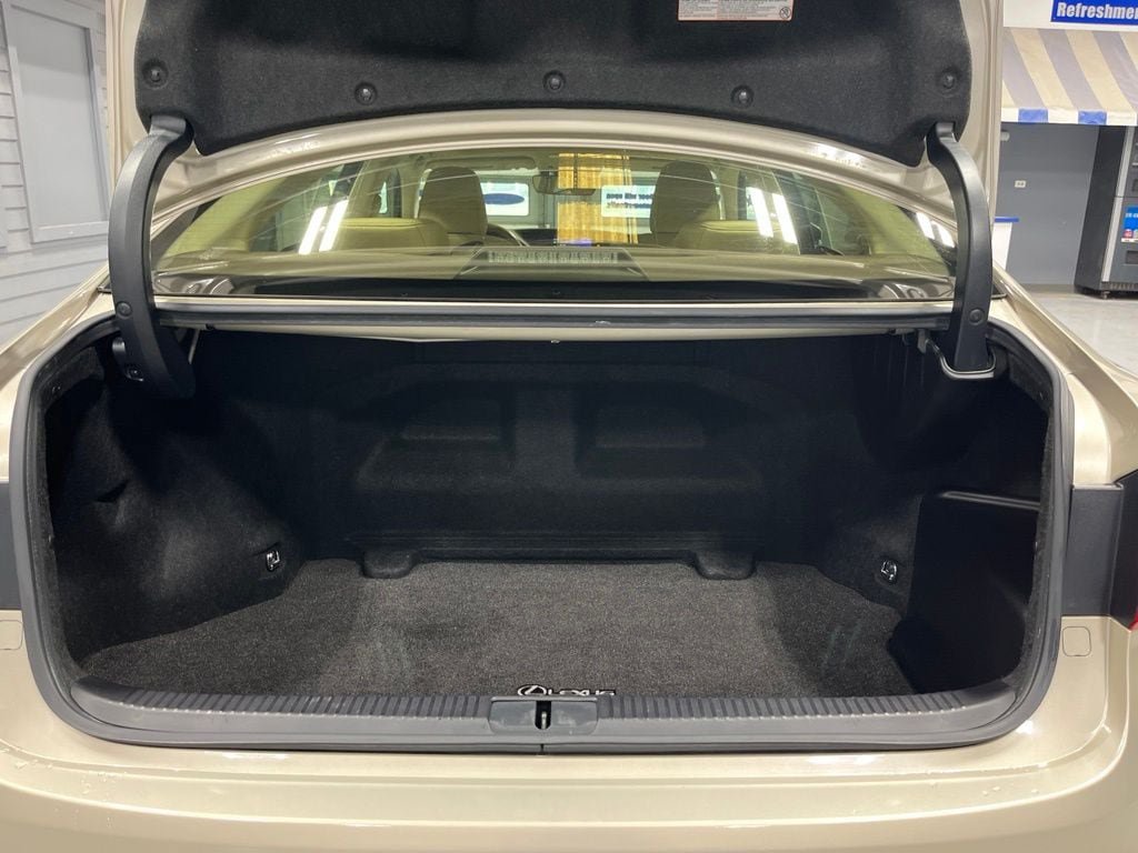 Used 2017 Lexus ES 300h w/ Luxury Package FWD image 39