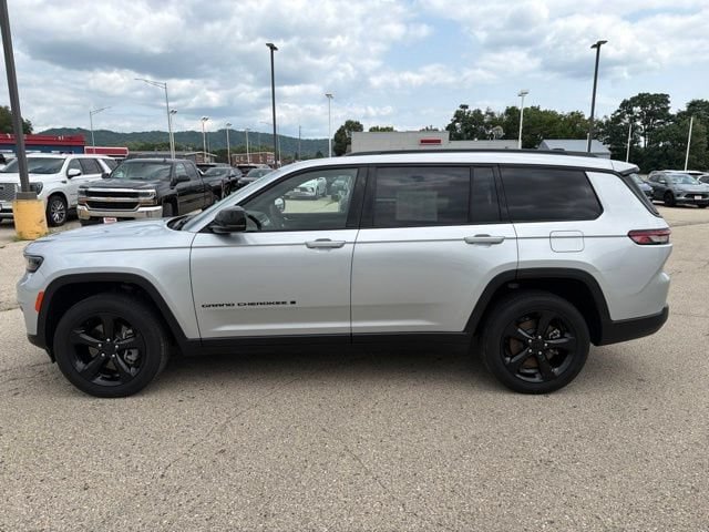 Used 2023 Jeep Grand Cherokee L Laredo AWD/4WD image 2