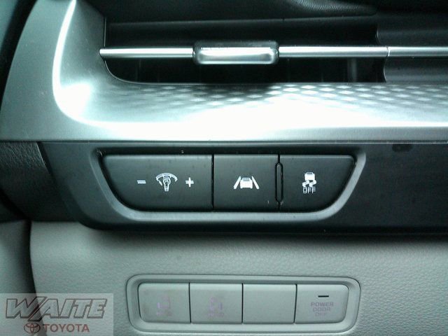 Used 2023 Kia Carnival LX image 16