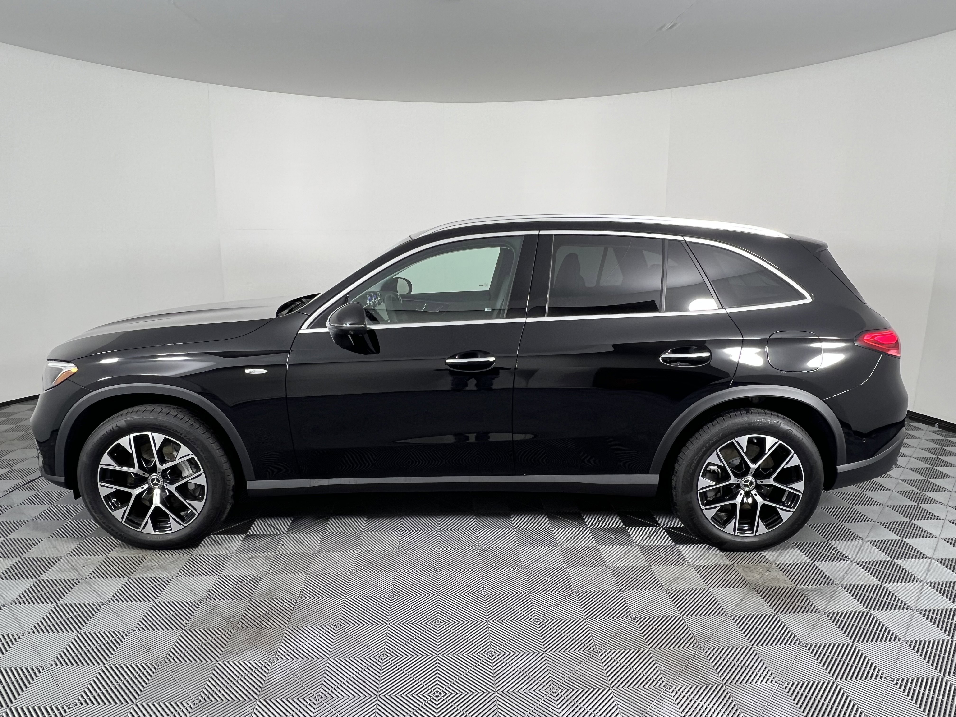 New 2025 Mercedes-Benz GLC 350e 4MATIC image 9