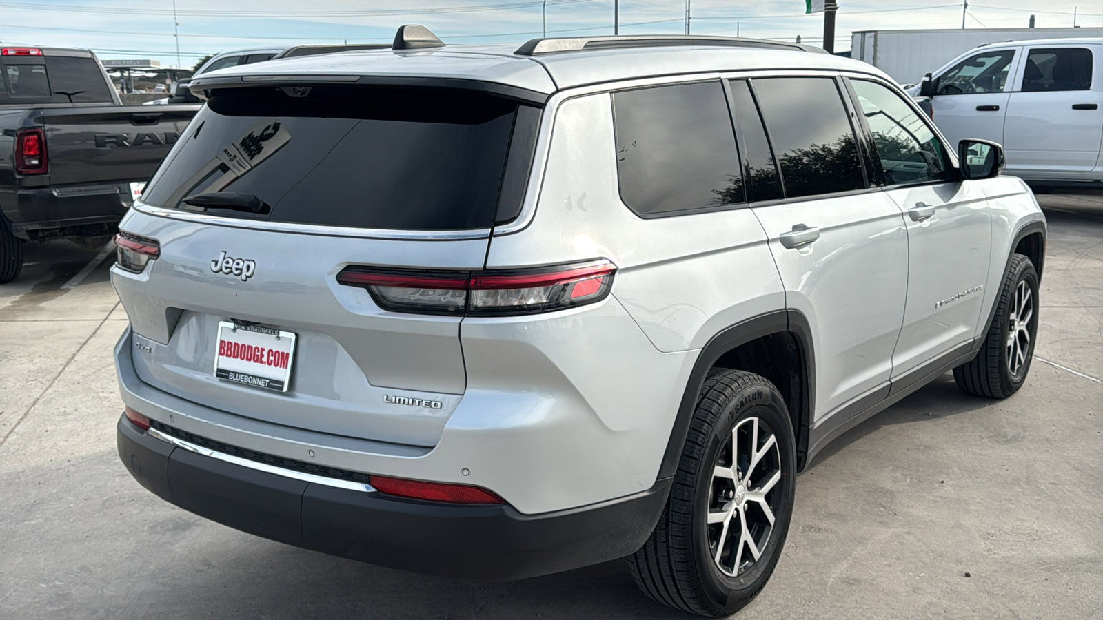 Certified 2024 Jeep Grand Cherokee L Limited w/ Luxury Tech Group II image 5