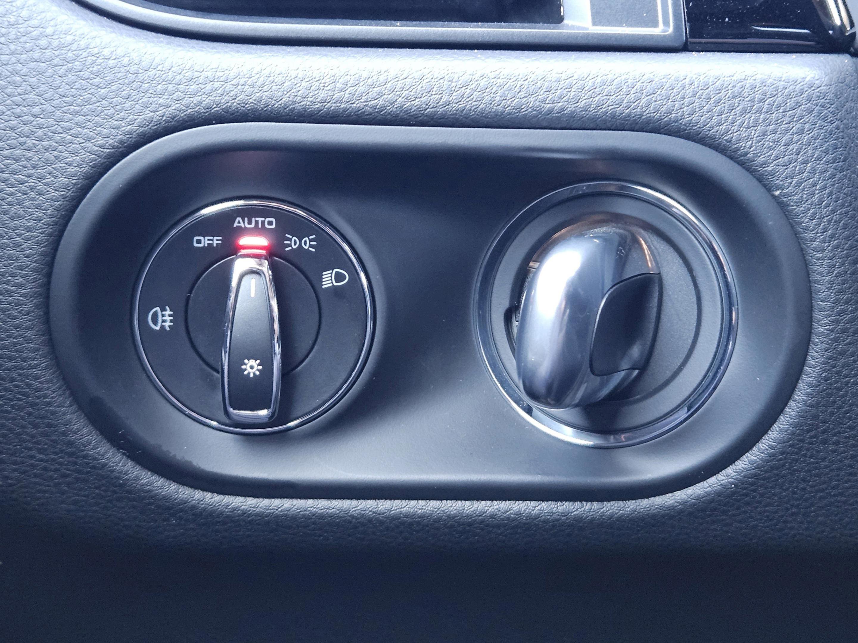 Certified 2023 Porsche Macan Turbo image 21