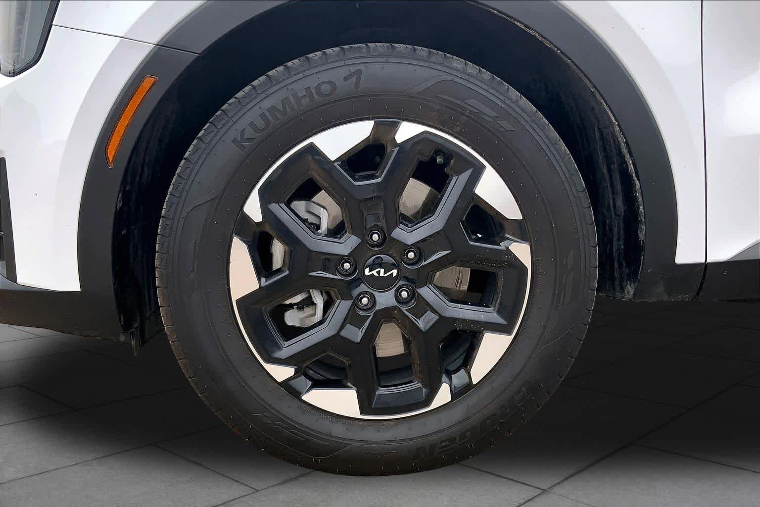 Used 2025 Kia Sorento S image 11