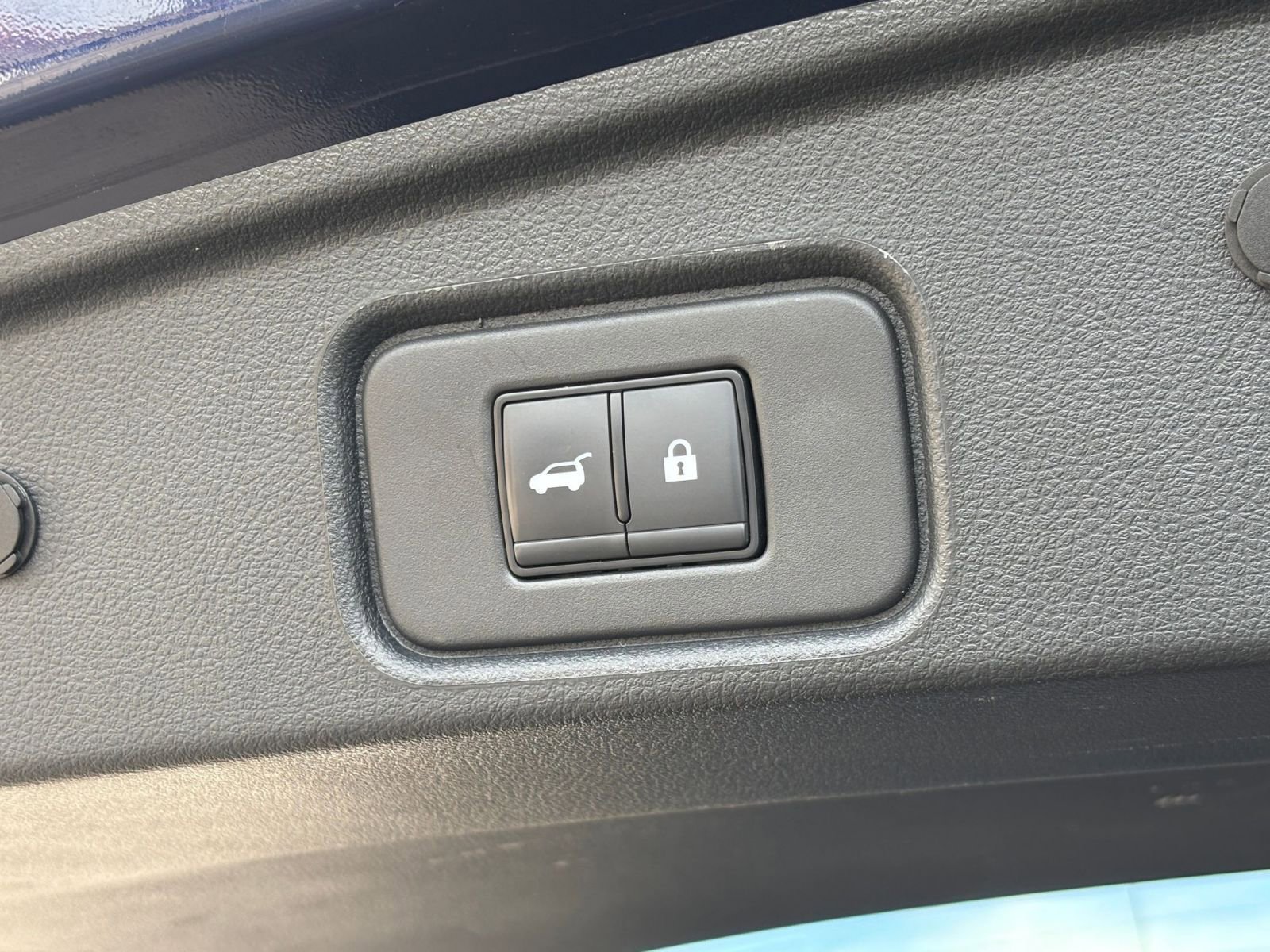 Used 2025 Nissan Pathfinder SV FWD image 23