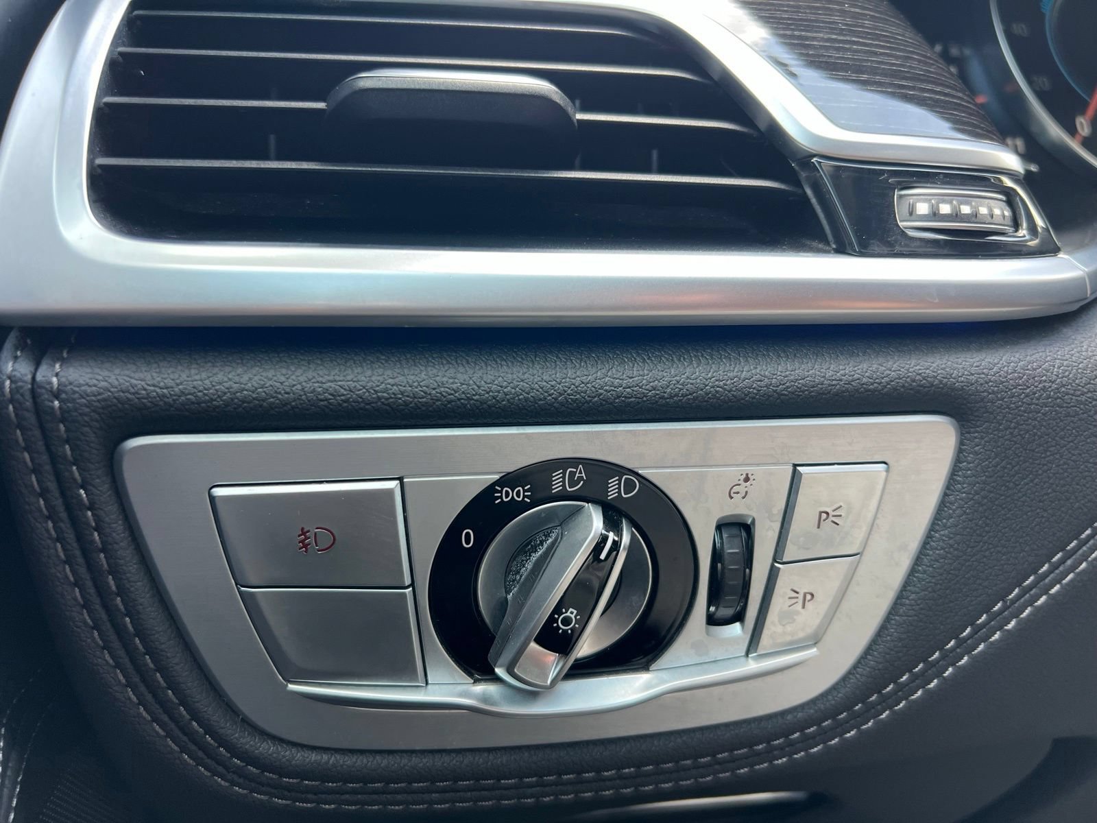 Used 2018 BMW 740e xDrive w/ M Sport Package AWD/4WD image 35