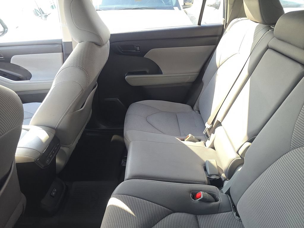 Used 2023 Toyota Highlander LE FWD image 12