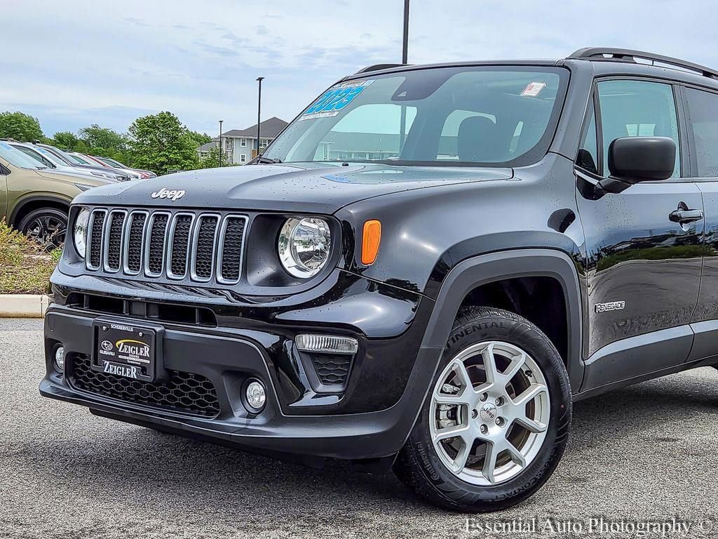 Used 2023 Jeep Renegade Latitude w/ Sun/Sound Group AWD/4WD image 2