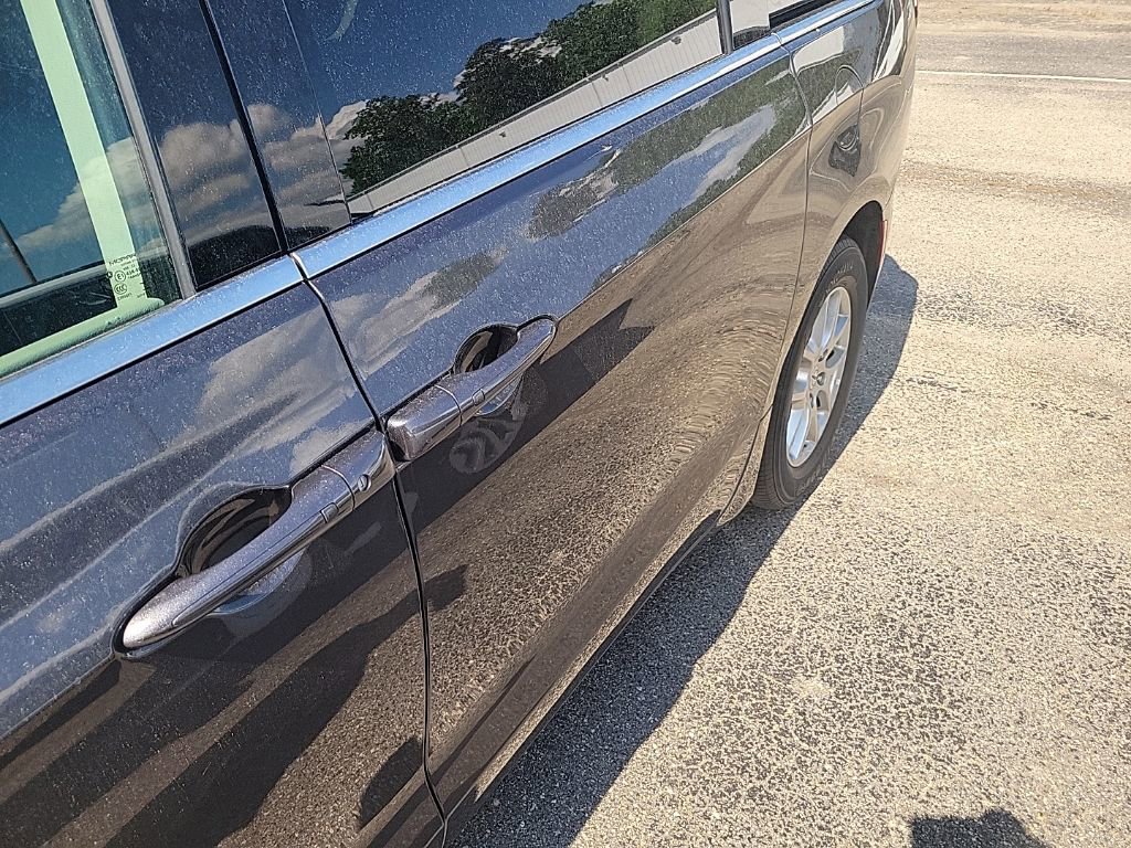 Used 2023 Chrysler Pacifica Touring-L FWD image 6