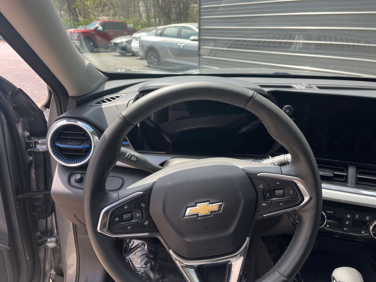 Used 2025 Chevrolet Trax LT w/ LT Convenience Package FWD image 29