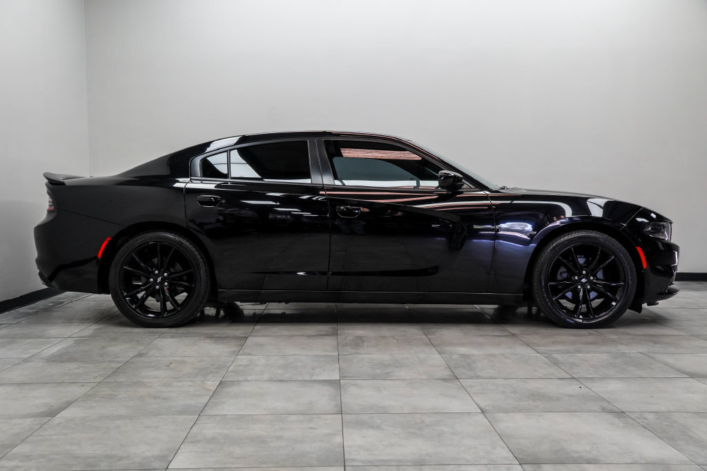 Used 2018 Dodge Charger SXT w/ Blacktop Package RWD image 11