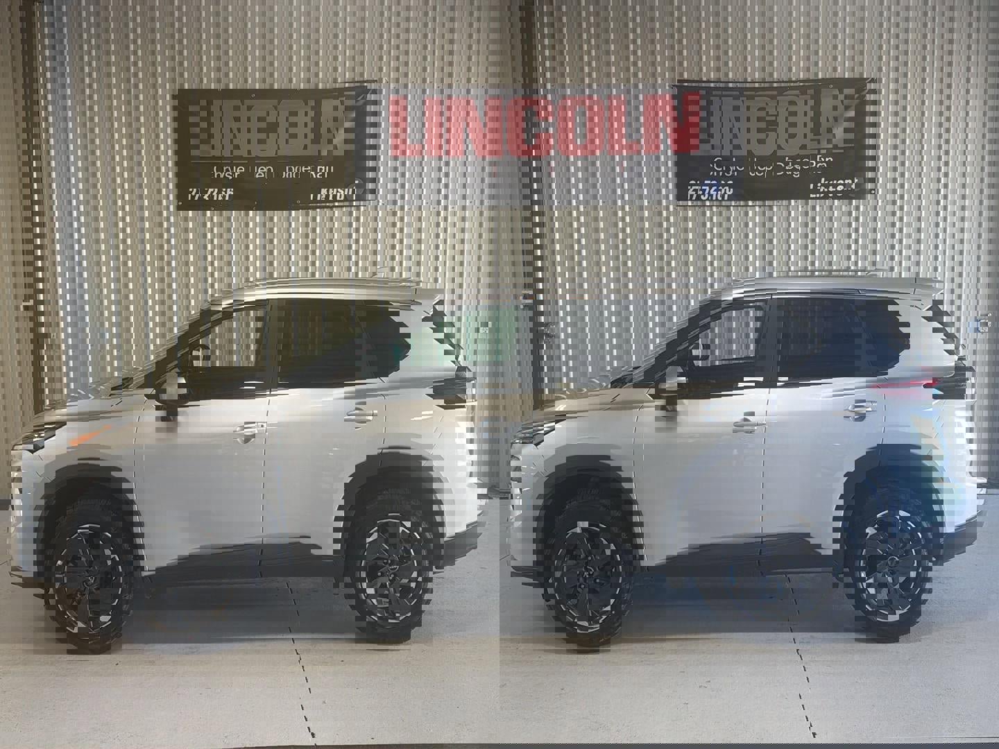 Used 2024 Nissan Rogue SV image 2