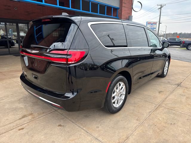 Used 2025 Chrysler Pacifica Select image 9