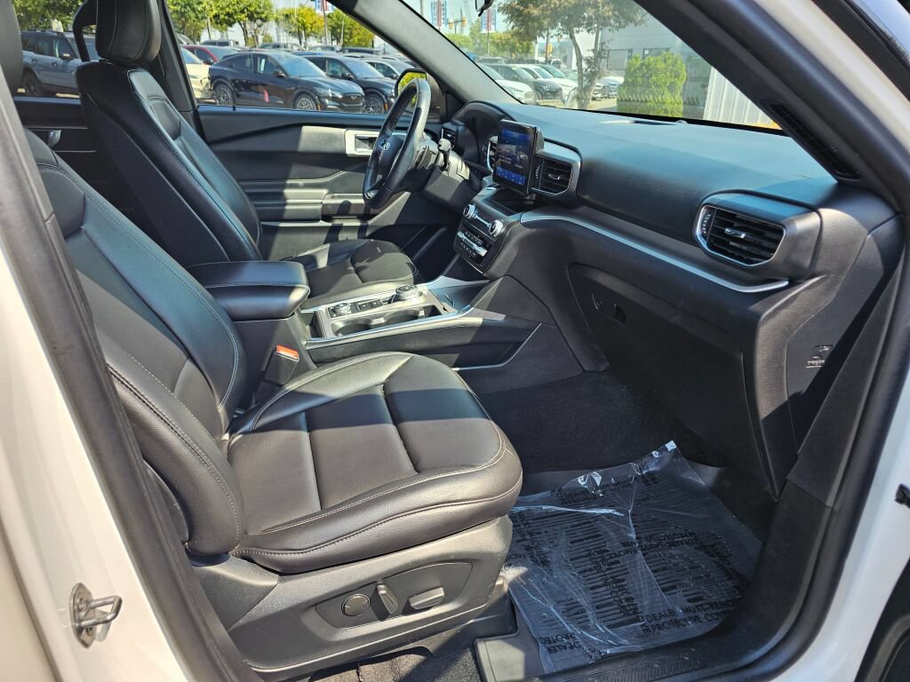 Used 2020 Ford Explorer XLT w/ Equipment Group 202A AWD/4WD image 13