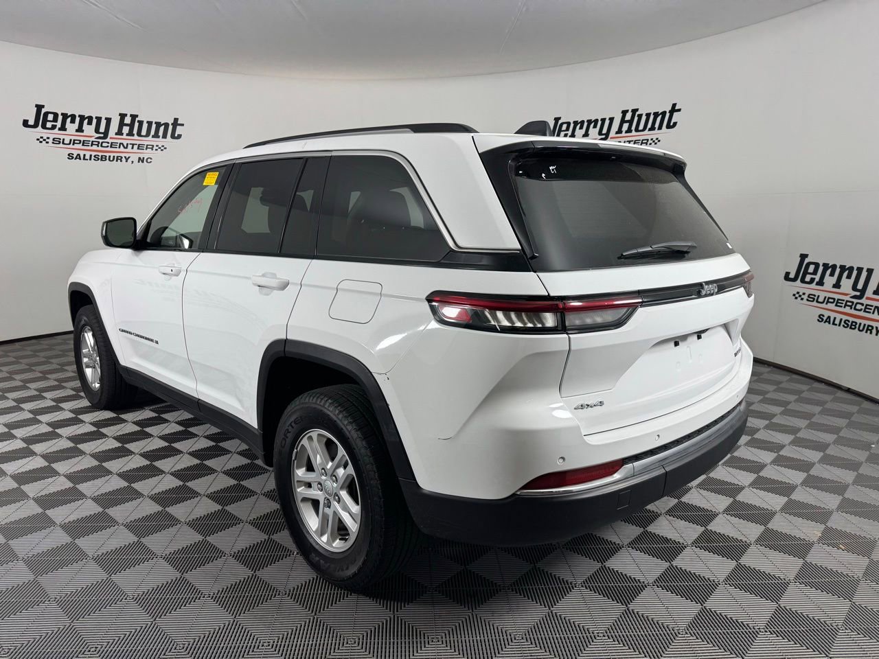 Used 2023 Jeep Grand Cherokee Laredo w/ Trailer Tow Prep Group (B) image 8