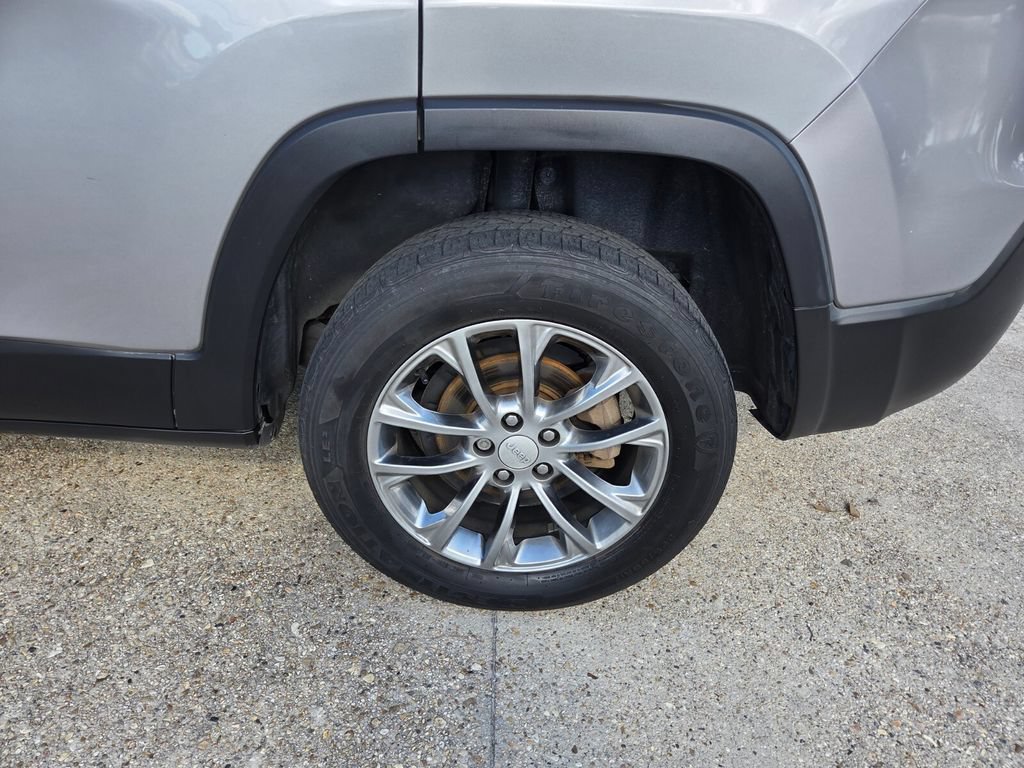 Used 2021 Jeep Cherokee Latitude Plus FWD image 24