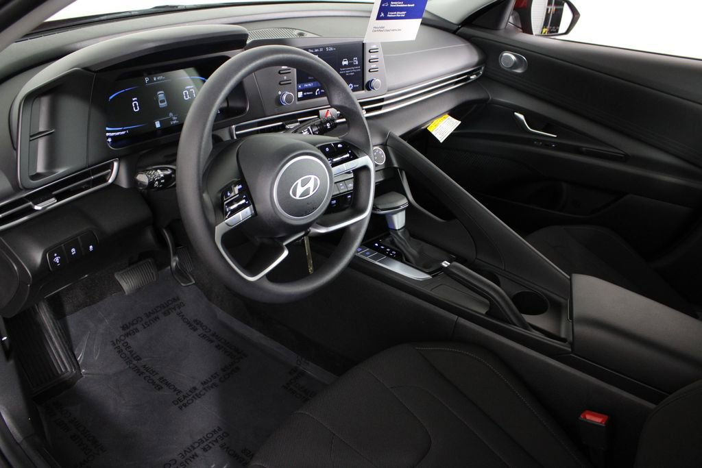 Certified 2025 Hyundai Elantra SE image 17