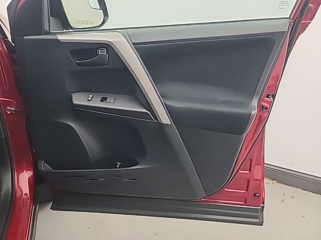 Used 2018 Toyota RAV4 LE image 12