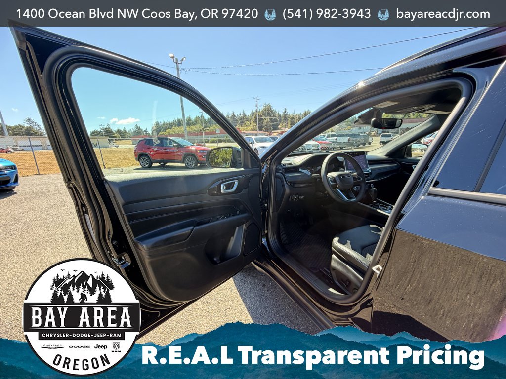 Used 2025 Jeep Compass Latitude w/ Convenience Group AWD/4WD image 11