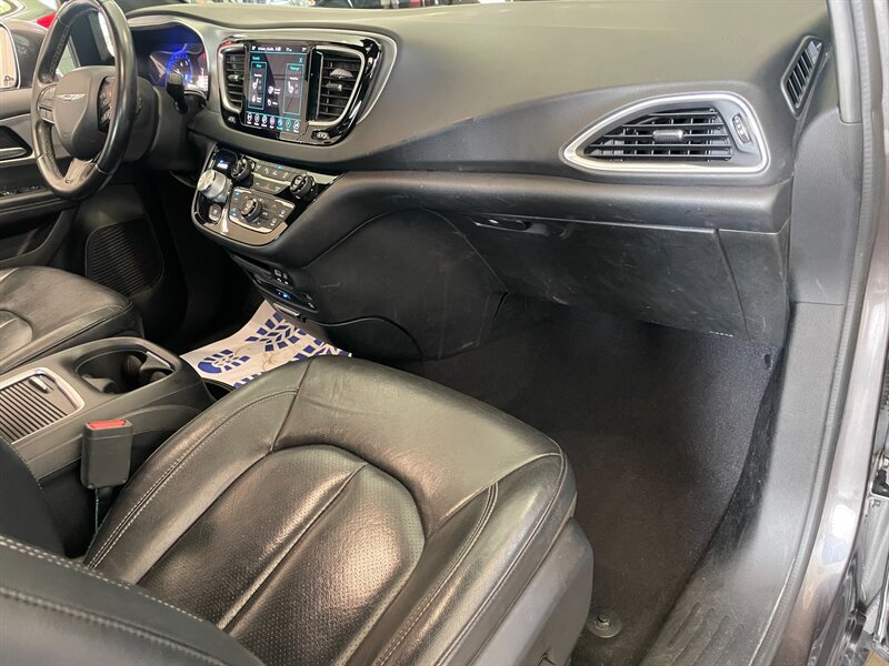 Used 2018 Chrysler Pacifica Touring-L Plus w/ Advanced Safetytec Group FWD image 27