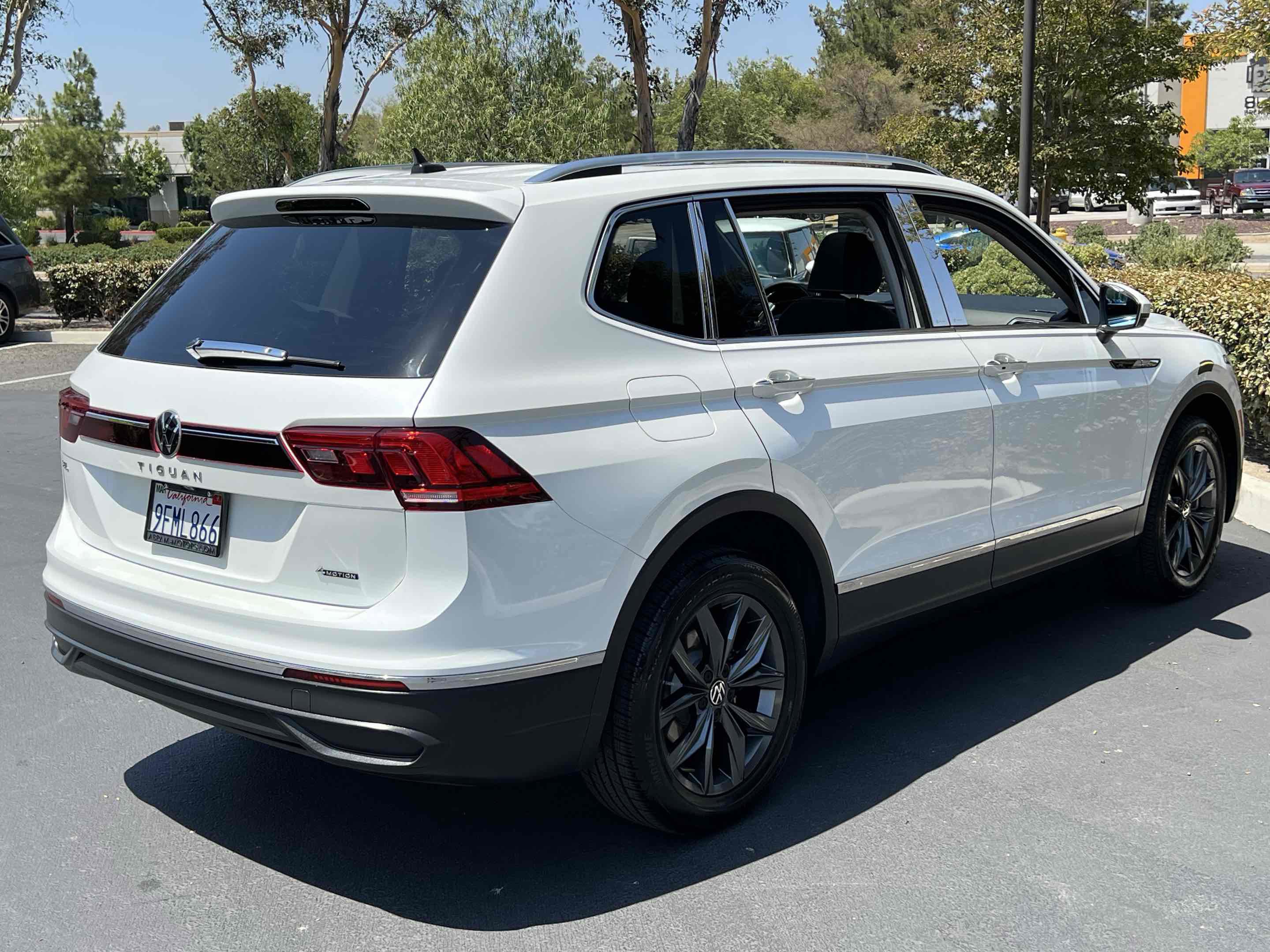 Used 2023 Volkswagen Tiguan SE w/ Panoramic Sunroof Package image 18
