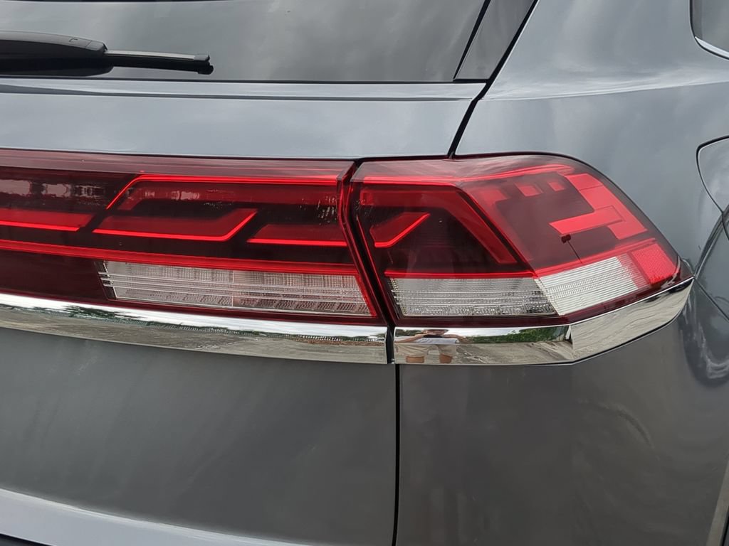 Certified 2024 Volkswagen Atlas Cross Sport SE FWD image 8