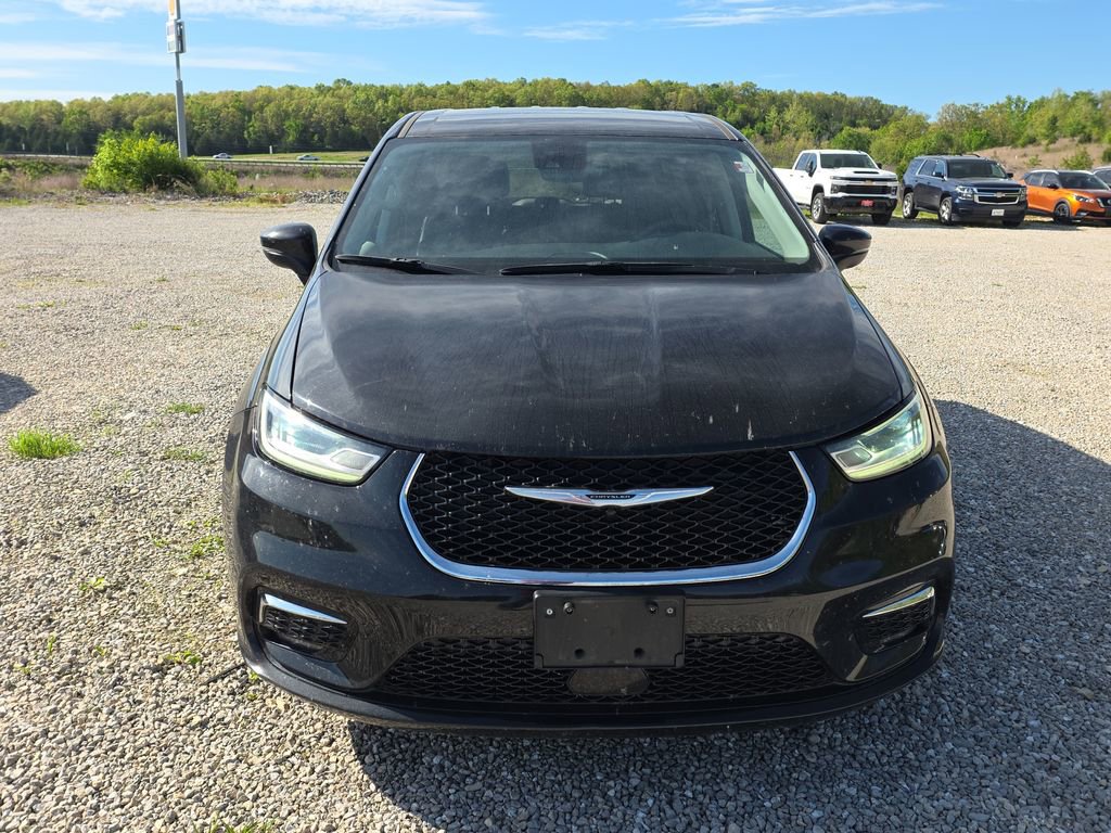 Used 2023 Chrysler Pacifica Touring-L FWD image 2