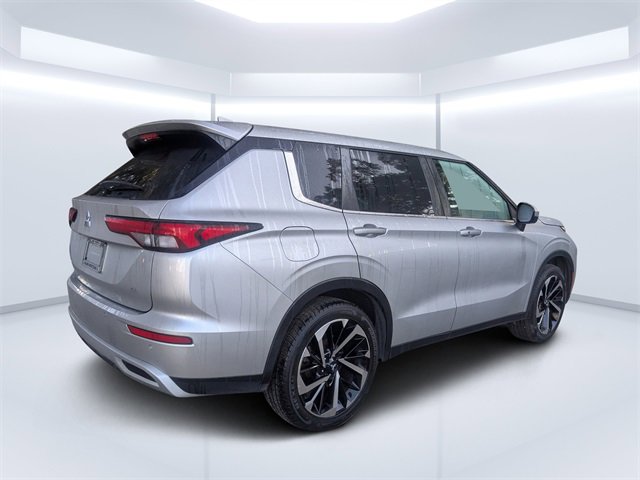 Used 2022 Mitsubishi Outlander SE image 3