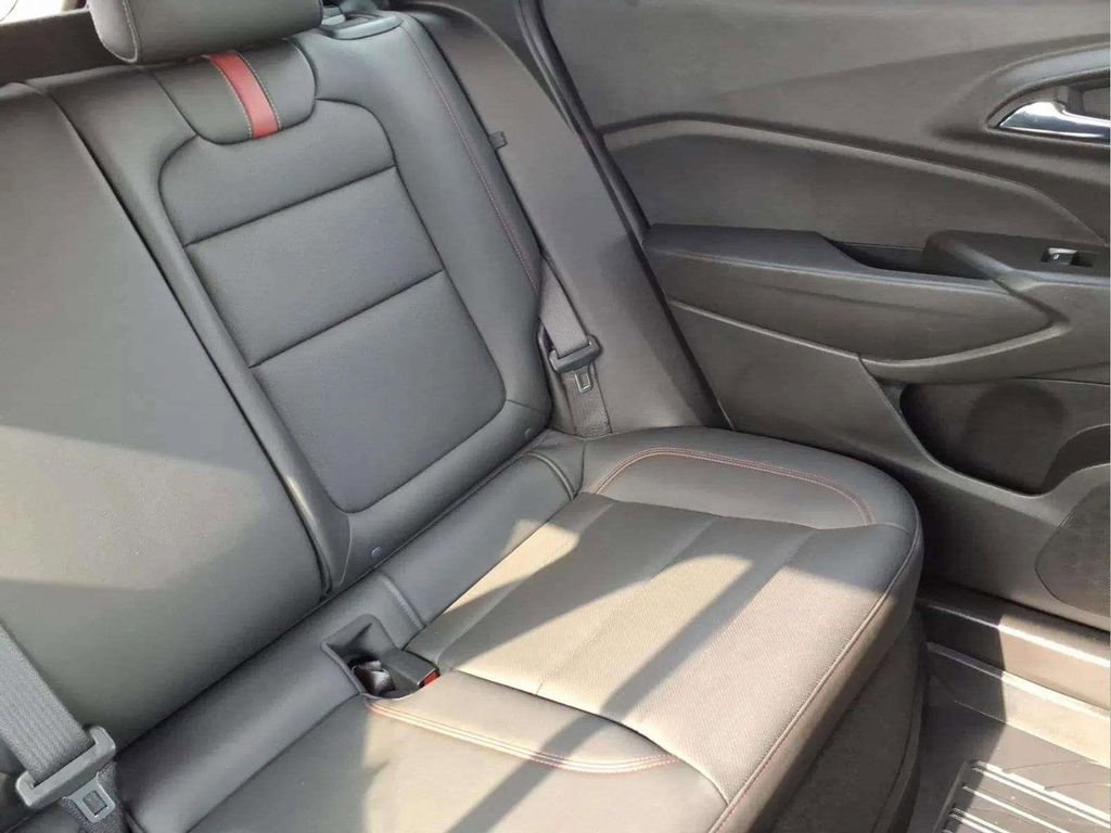 Used 2025 Chevrolet Trax RS w/ Sunroof Package FWD image 18