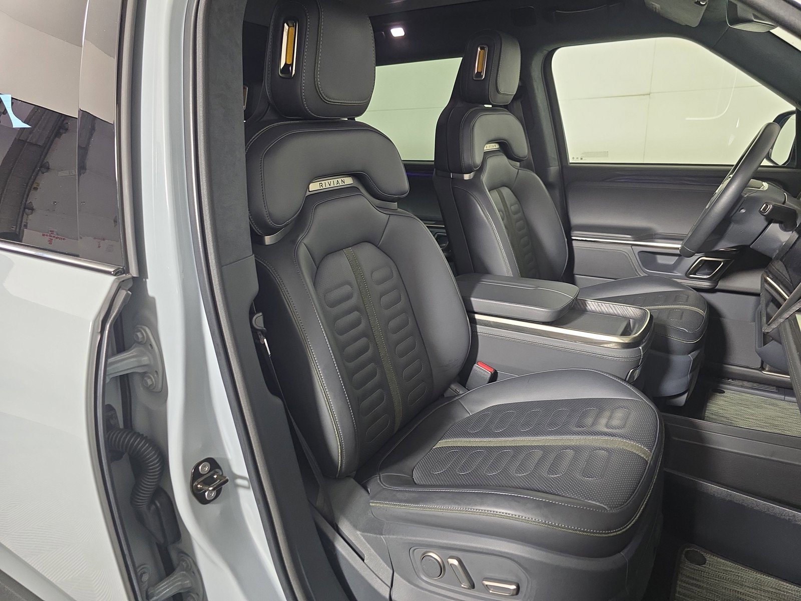 Used 2022 Rivian R1S Launch Edition image 24