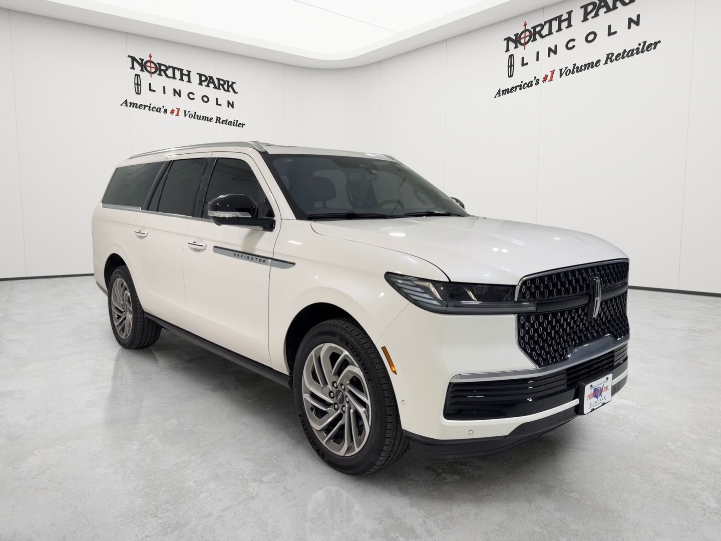 Used 2025 Lincoln Navigator L Reserve AWD/4WD image 7