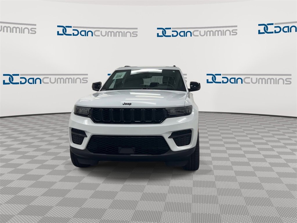 Used 2023 Jeep Grand Cherokee Altitude image 3