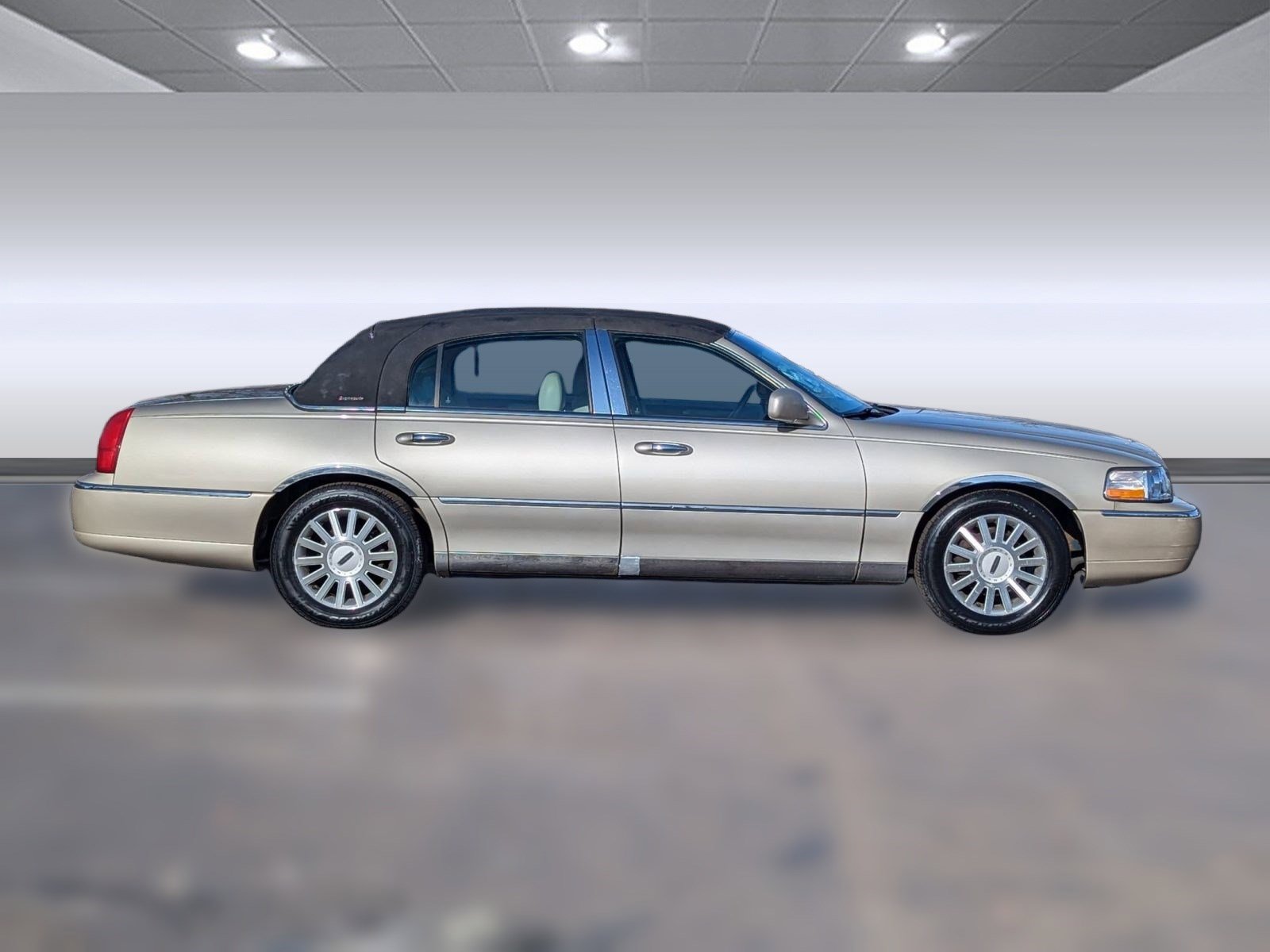 Used 2004 Lincoln Town Car Signature image 8