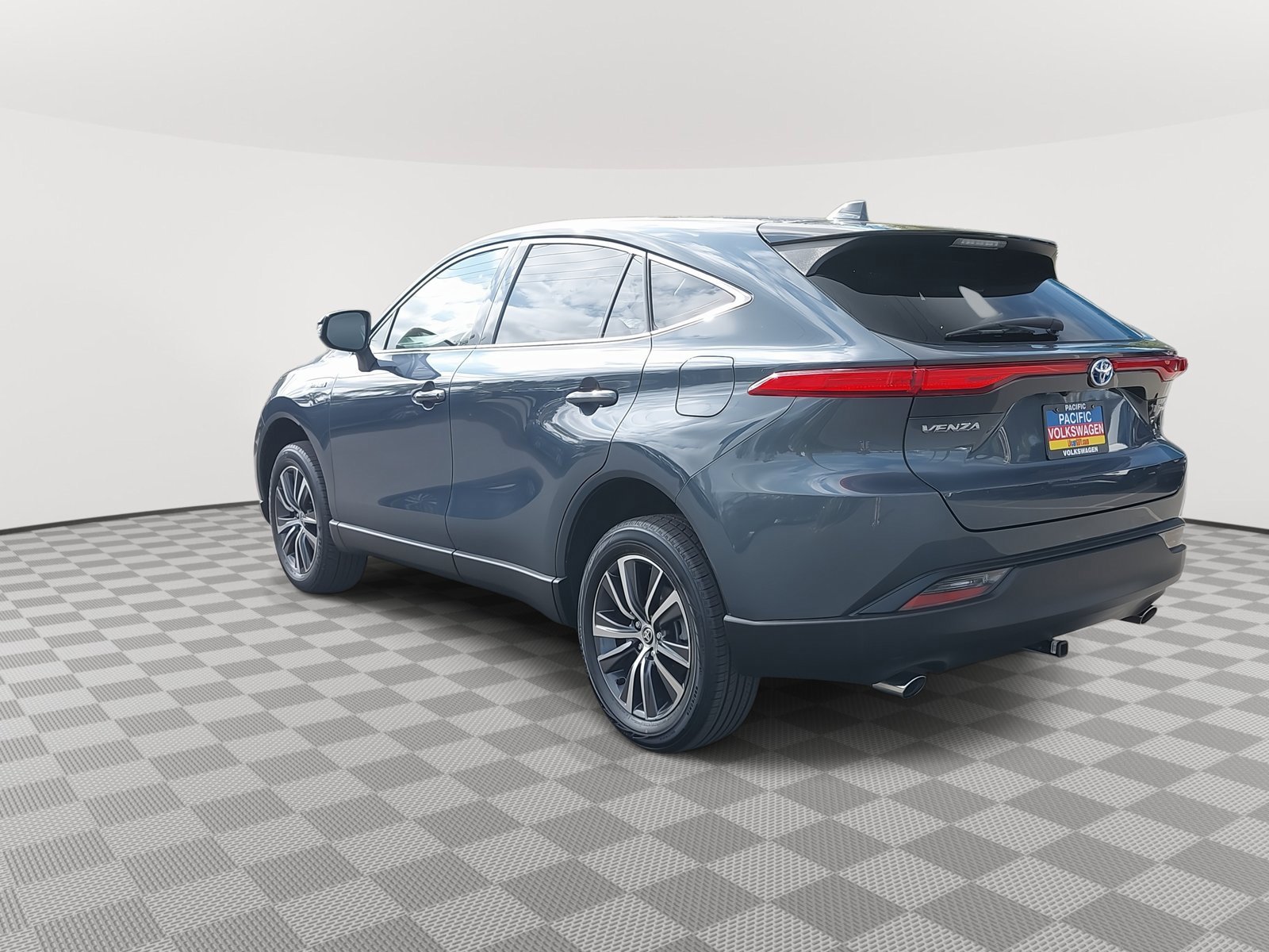 Used 2021 Toyota Venza LE image 7