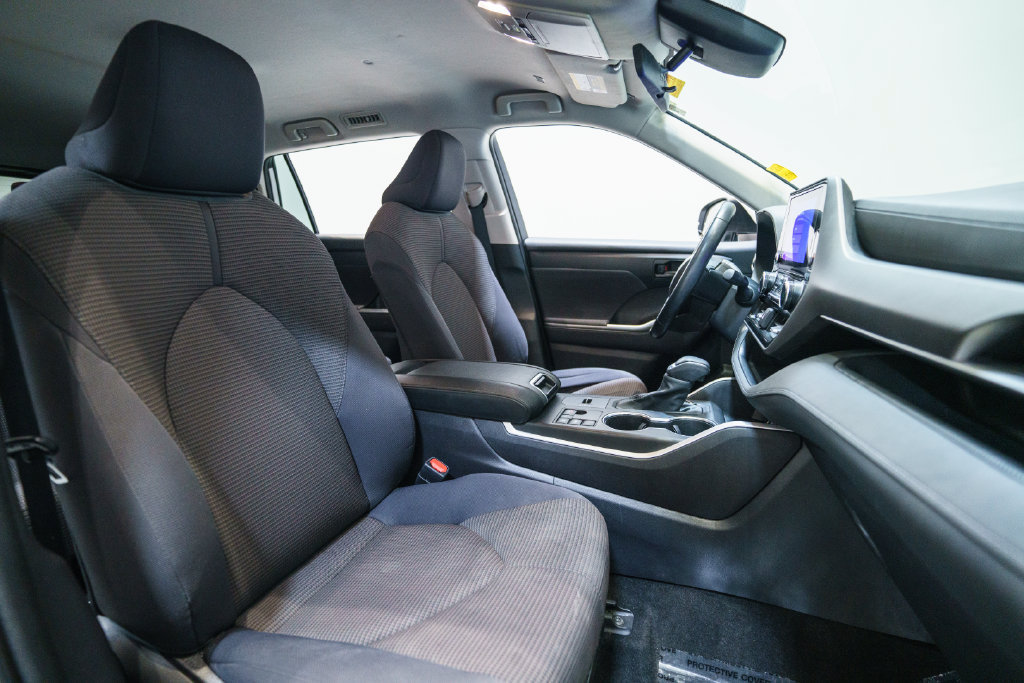 Used 2023 Toyota Highlander LE FWD image 11