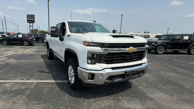 Used 2025 Chevrolet Silverado 2500 LT AWD/4WD image 3
