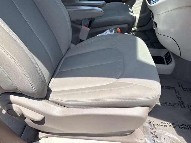 Used 2017 Chrysler Pacifica Touring FWD image 10