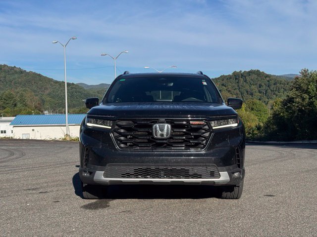 Used 2025 Honda Pilot TrailSport image 2