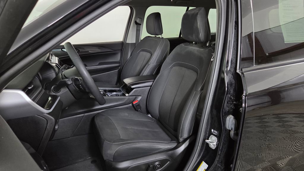 Used 2023 Jeep Grand Cherokee Laredo image 15