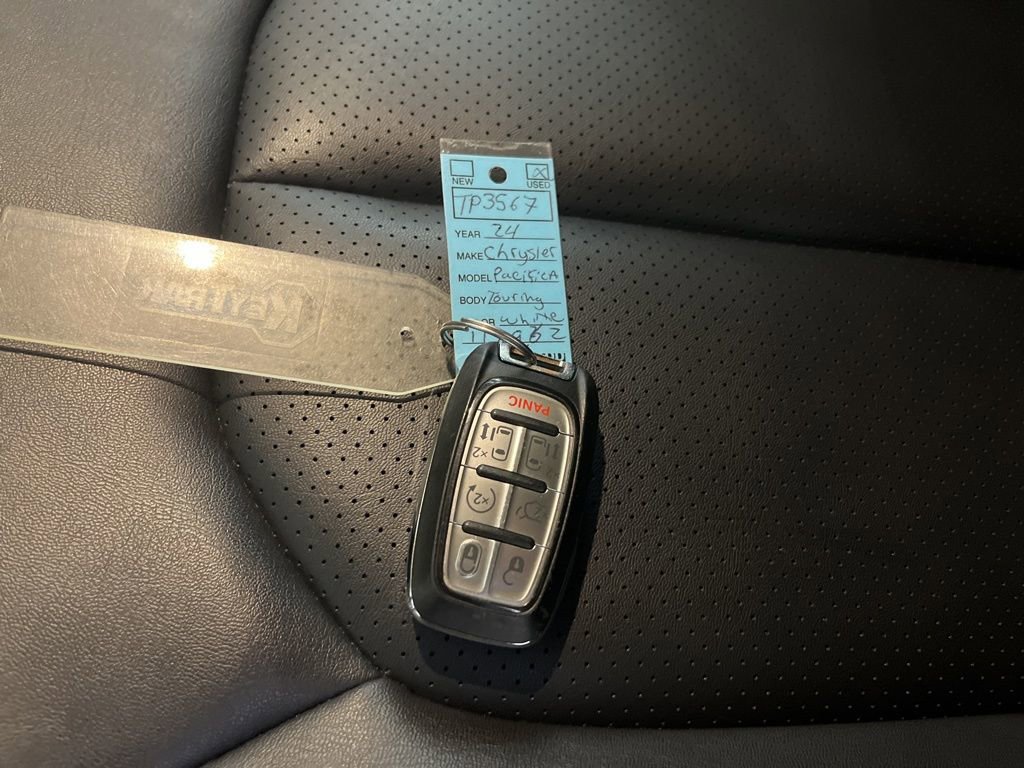 Used 2024 Chrysler Pacifica Touring-L image 76