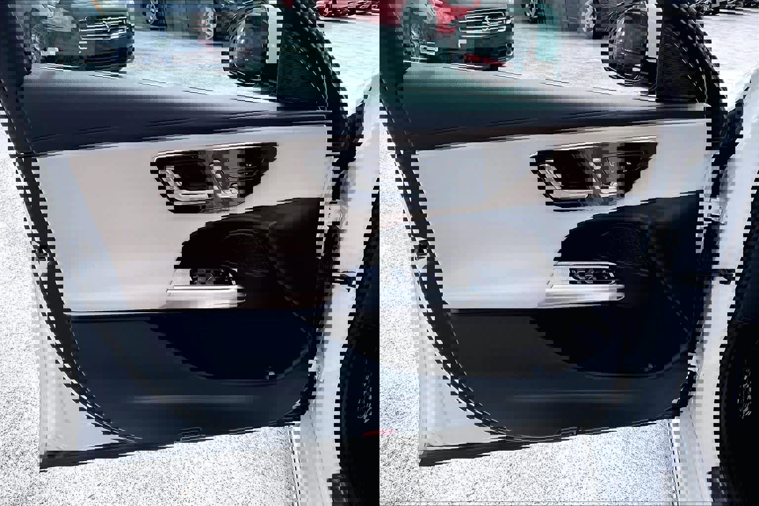 Used 2025 Mercedes-Benz E 350 4MATIC Sedan image 23